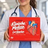 Eine junge Ärztin hält die M2 Lernkarten in den Händen