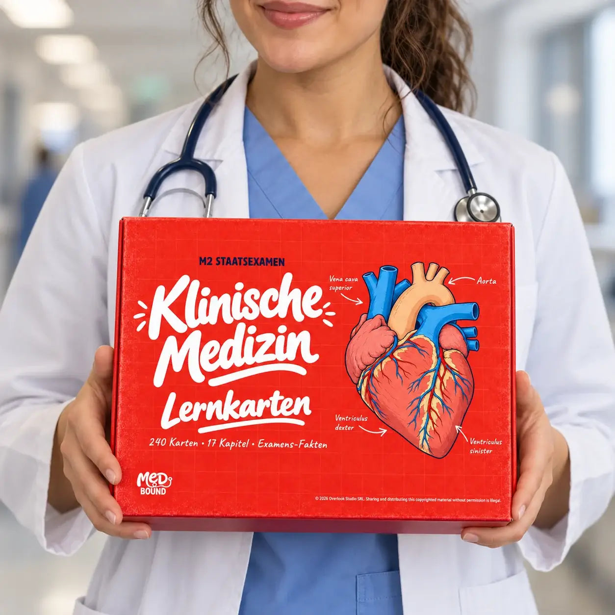 Eine junge Ärztin hält die M2 Lernkarten in den Händen