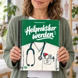 Eine angehende Heilpraktikerin hält Heilpraktiker werden in den Händen