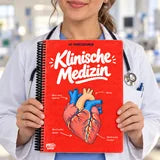 Eine junge Ärztin hält Klinische Medizin in den Händen